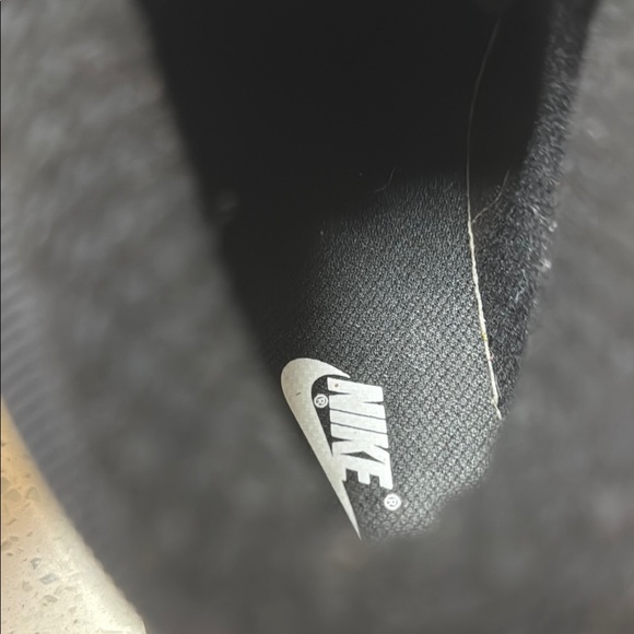 Nike Black Sneakers Sleek Design - Picture 4 of 9